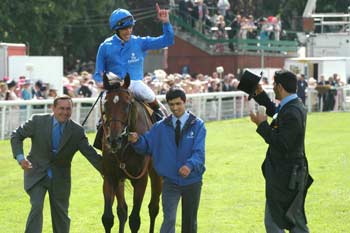 Dettori y Bin Suroor celebran la victoria en la pista de Ascot. Foto: Jesús de Miguel