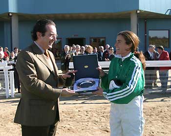 Esther Sáez, con dos triunfos, fue la gran protagonista del trote. En la foto entrega el premio de la tercera carrera por parte de Juan Antonio Gómez Angulo a esta driver mallorquina.