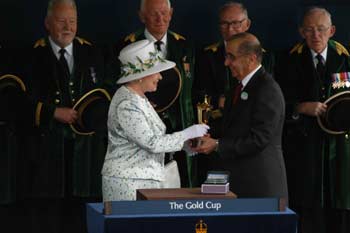 La Reina de Inglaterra entrega la Copa de Oro. Foto: Jesús de Miguel