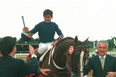 Pablo Falero, entrando a un pesaje en el hipódromo de San Isidro,   junto a Juan Carlos Maldotti -a la derecha- y de espaldas, uno de los propietarios de la   caballeriza Vacación
