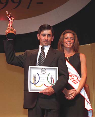 El piloto recibiendo un Olimpia de plata, galardón que otorga una vez por   año el circulo de periodistas argentinos a los profesionales que se destacaron a lo largo de la temporada