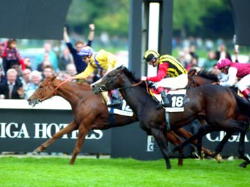 URBAN SEA (madre de la ganadora del Oaks IMAGINE) ganando el Arco del Triunfo de 1.993. Foto: EquipoZoom