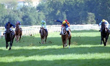 Garita (a la izquierda) que parecía fácil ganadora pasaría apuros de finales para aguantar el ataque final de Silver White y Selaya. Foto: EquipoZoom