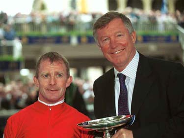 Alex Ferguson y M. Kinane con la copa del Grand Criterium. Foto: Bancroft Photograsphy