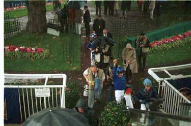 Dettori saludando bajo la lluvia. Foto: Bancroft Photograsphy