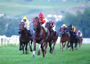 El poderosísimo remate del El Boss eclipsó a sus rivales en el Criterium Internacional. Foto: EquipoZoom