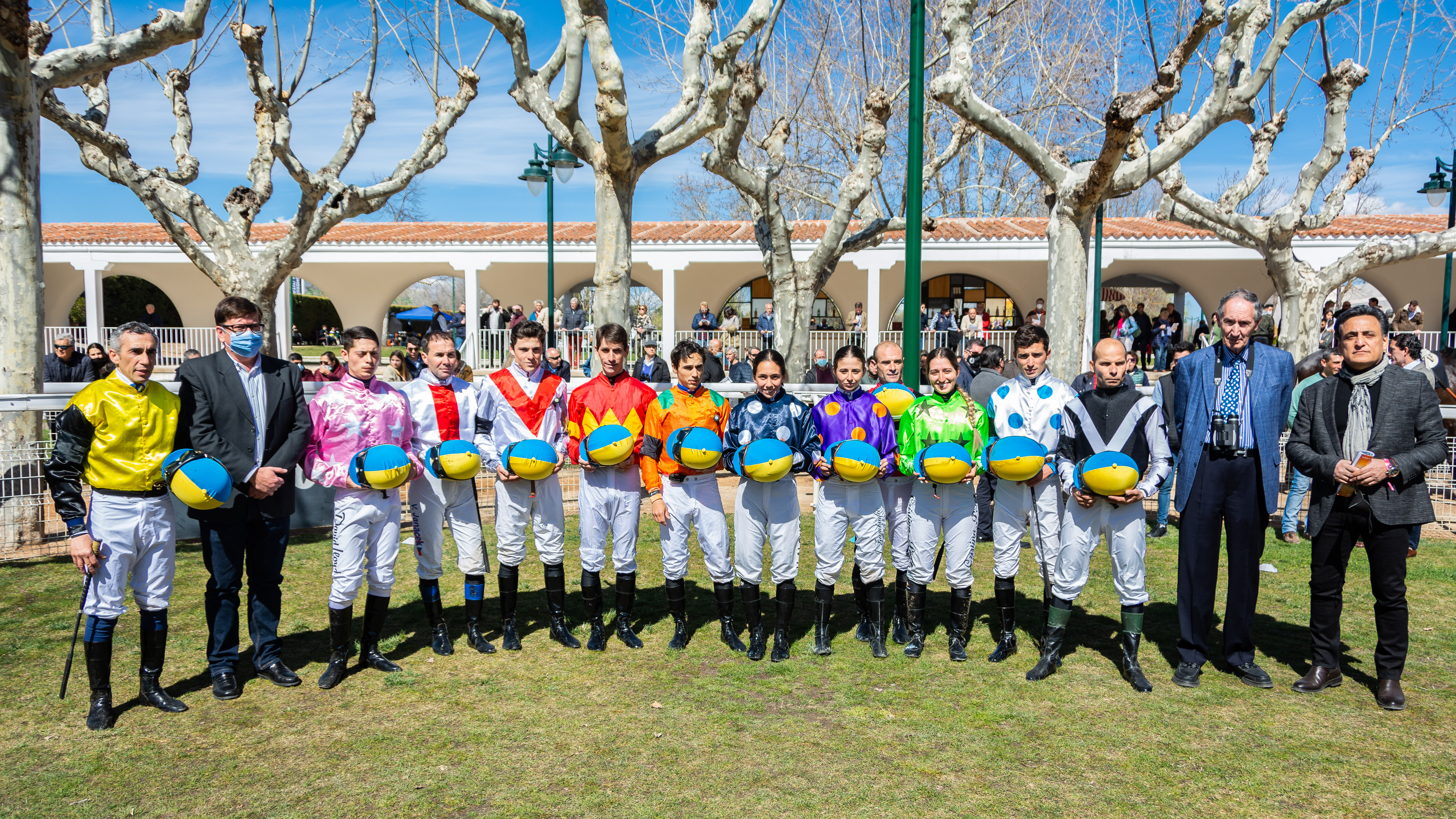 Los jockeys muestran su solidaridad con el pueblo ucraniano. Foto: HZ Ucrania. Foto: