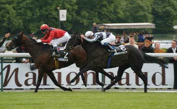El italiano PRINCE KIRK sorprende a la novia de Francia en la llegada del Ispahan. Foto: Jesús de Miguel