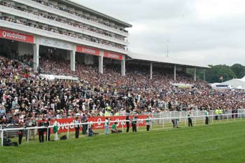 Las tribunas de Epsom segundos antes del Derby. Foto: Jesús de Miguel