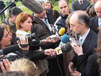 El ministro de Hacienda, Cristobal Montoro, atendiendo a los numerosos periodistas presentes en el acto