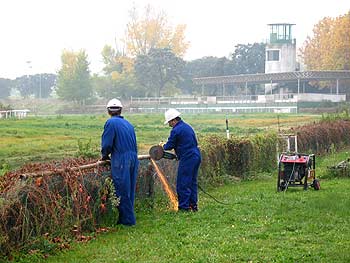 Operarios trabajando en la pista