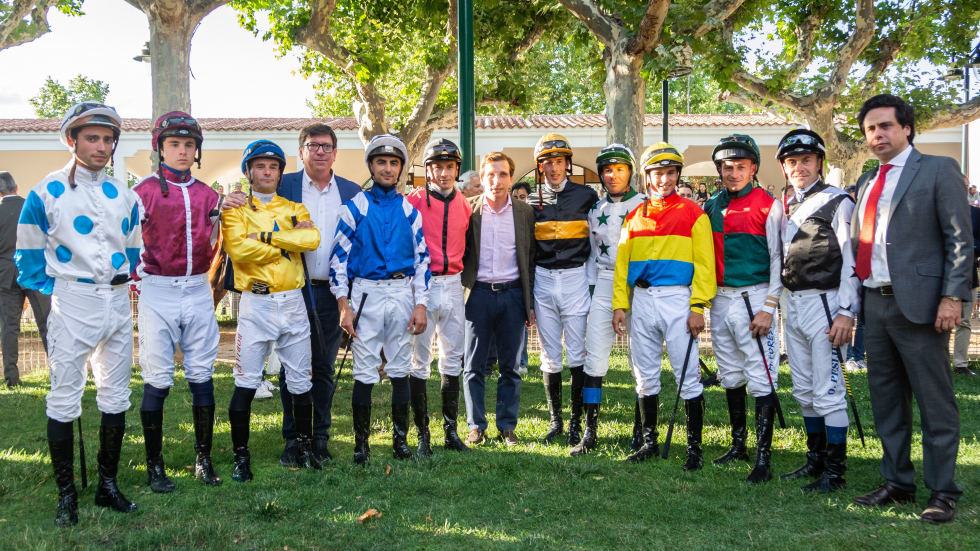El alcalde Martínez Almeida entregó el trofeo al ganador del Gran Premio de Madrid. Foto: HZ Almeida. Foto: