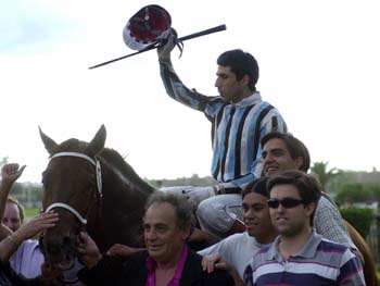 Toda la alegría de la gente de la caballeriza Gaviota de Mar en la herradura de los vencedores