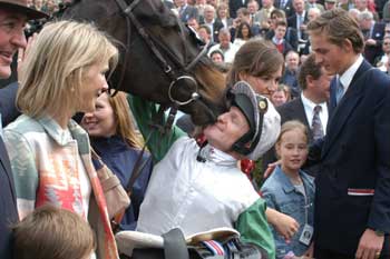 El veterano Kevin Darley, todo amores con su yegua en el paddock de ganadores. Foto: Jesús de Miguel