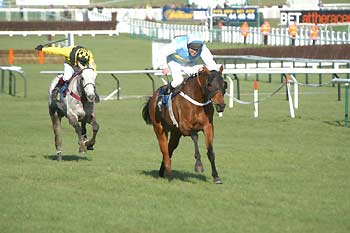 ROOSTER BOOSTER es incapaz de aguantar el final de HARDY EUSTACE. Foto: Jesús de Miguel