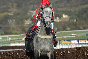 El ganador del National Hunt Handicap Chase, FORK LIGHTNING, salta la última valla en solitario. Foto: Jesús de Miguel
