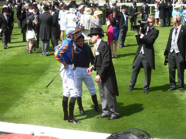 Jospeh O’Brien junto a Ryan Moore y Aidan O’Brien. Foto: Pedro Mercado O’Brien. Foto: