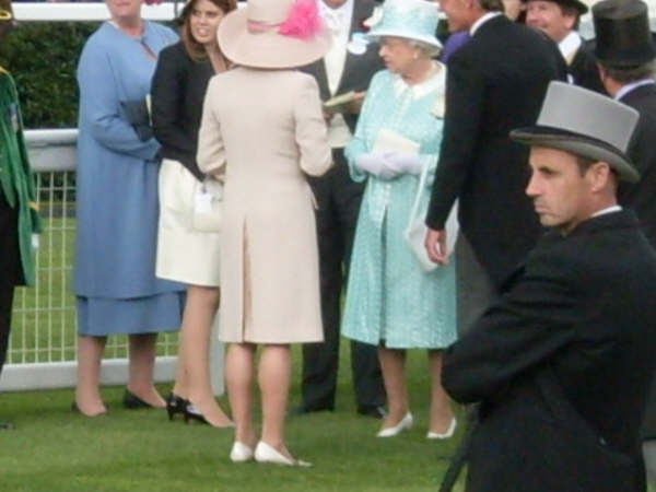La reina de Inglaterra en su real recinto de Ascot Foto: Shergar