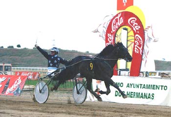 ATLAS ACE L. ganando la primera de trotones y mejor dotada de la especialidad. Foto: EquipoZoom
