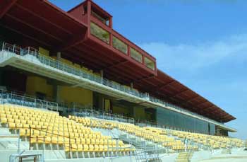 Imagen de la tribuna del Hipódromo de Dos Hermanas. Foto: EquipoZoom