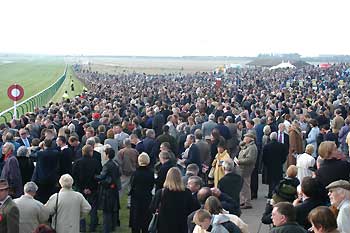 El público a la espera de la última carrera grande de la temporada en Newmarket. Foto: Jesús de Miguel
