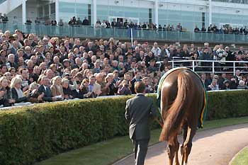 Una verdadera ovación despidió a Persian del paddock. Foto: Jesús de Miguel